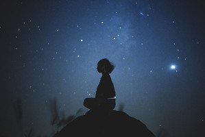 瞑想で おだやかな嬉しい気持ちで満たされる 身体も心もゆるんで 自分の中の空 と繋がる ナーラーヨガ 銀座築地 大網茂原 鎌倉